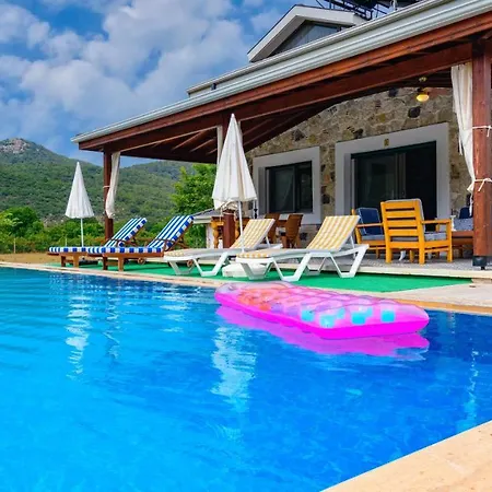 Fethiye Kayakoey'De Oezel Havuzlu 10 Kisilik Villa Nazen Fethiye